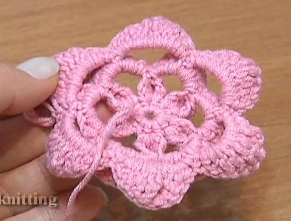 手工钩针编织套圈花的手工制作方法教程教你学习钩针编织花