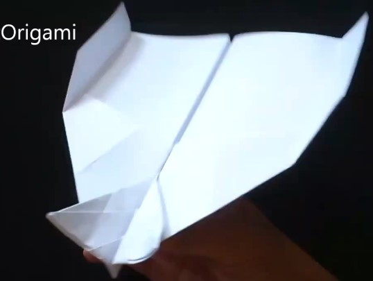 手工折纸飞机教程教会你如何制作能够在空中长时间飞行的折纸滑翔机
