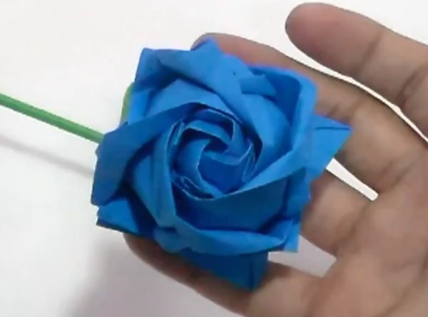 川崎玫瑰花的折纸花制作教程
