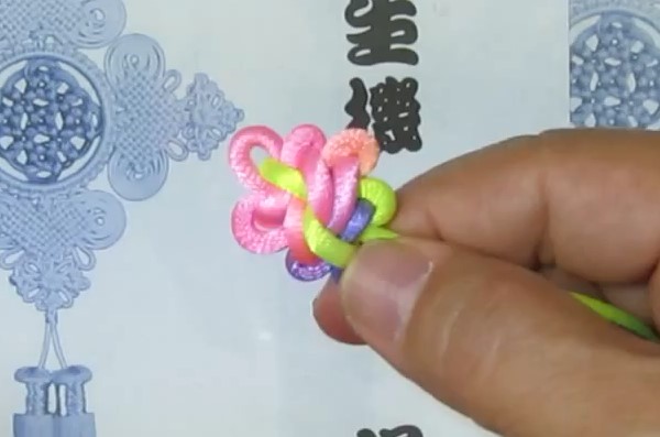 中国结中级入门教程教会你如何完成二宝三套结的编织