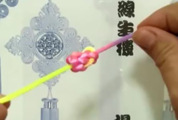 中国结手工制作方法教程展示出单线长纽扣结应该如何编织