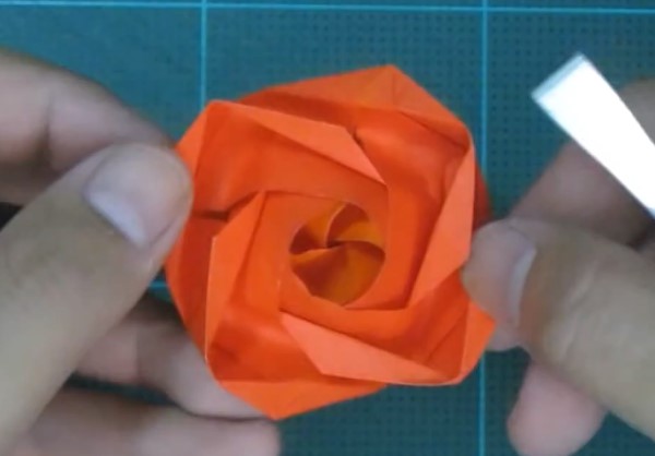 手工折纸玫瑰花的制作方法教你学习EVI折纸玫瑰花如何制作
