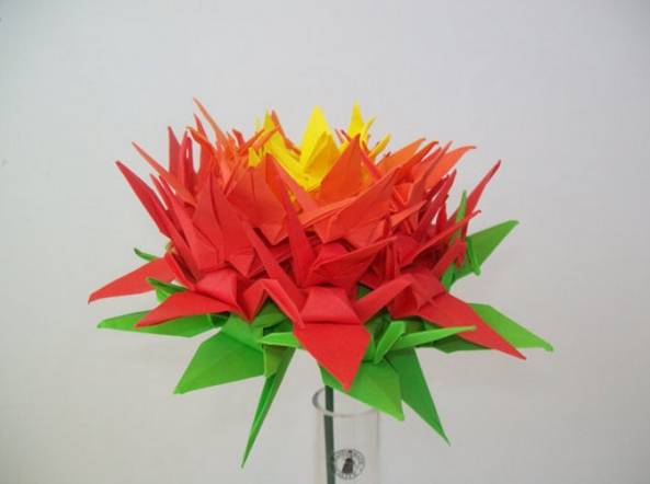用折纸千纸鹤堆积起来的折纸花 - 纸艺网手机版