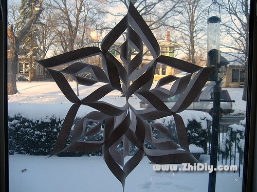 利用3D立体折纸方式制作出来的纸艺雪花样式