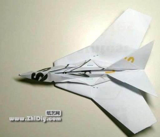 超级酷的折纸战斗机教程制作出来的折纸战斗机