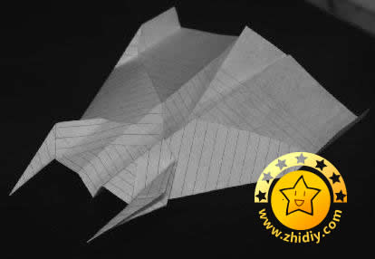 折纸飞机的独特样式展现在这个折纸飞机的前端结构上