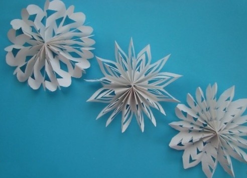用比较简单的折叠方法进行图案的剪裁也有很好的剪纸雪花样式出现