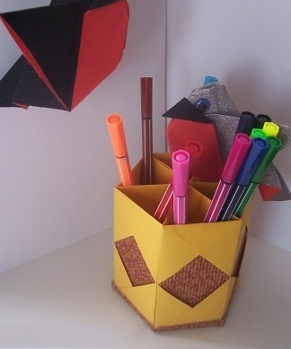 折纸笔筒的折纸图解教程手把手教你制作漂亮的折纸笔筒