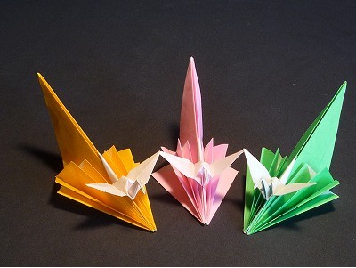 具有飞翔的折纸千纸鹤效果的折纸千纸鹤的绝佳效果