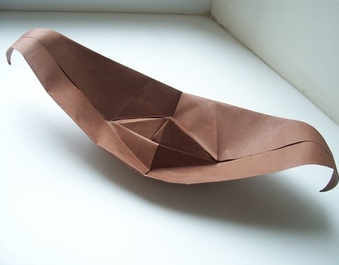 折纸船教程让你可以制作出一个漂亮的手工折纸柳叶船来