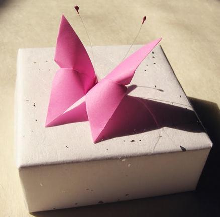 一个非常漂亮但是制作起来又很简单的折纸蝴蝶手工制作教程