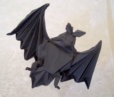 折纸蝙蝠的折叠操作需要具有一定的折纸技巧才能够制作好