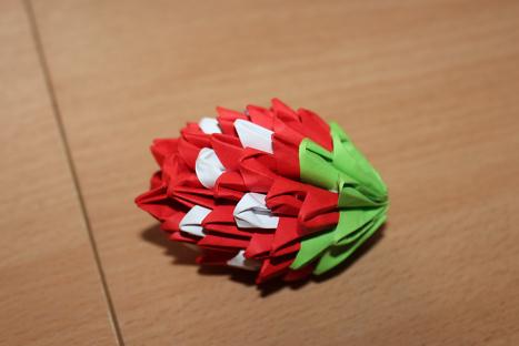 折纸三角插草莓的制作是一个制作折纸三角插水果的教程