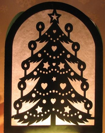 利用剪纸和折纸相结合的方式制作出来的圣诞节主题圣诞树贺卡