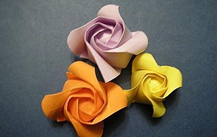 利用折纸的方式来完成这个四瓣折纸玫瑰花的制作教程