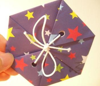 折纸装饰吊卡的折纸图解教程手把手教你简单的圣诞节装饰吊卡