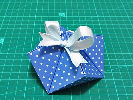 独特的折纸礼盒可以当做是情人节的包装礼盒来制作