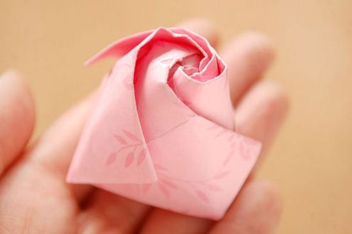 独特而制作简单的折纸玫瑰花折法图解教程轻松的完成这个简单的折纸玫瑰花
