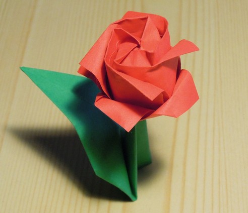 修改版的川崎折纸玫瑰花的基本折法教程帮助你制作出漂亮的川崎折纸玫瑰