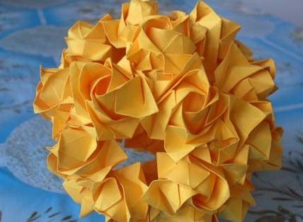 福山玫瑰组合到一起形成的漂亮折纸玫瑰花的折纸图解教程
