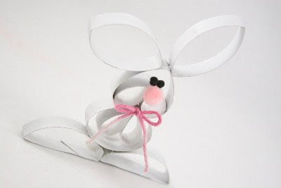 可爱小兔子的也可以使用卷纸筒来进行相应的制作哦