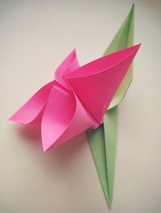 折纸胸花的制作教程手把手教你制作漂亮的折纸胸花