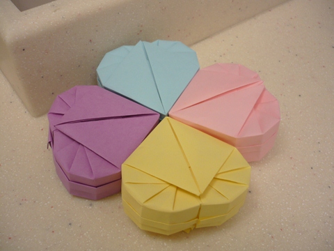 折纸盒子的图解教程手把手教你制作漂亮的折纸心形盒子
