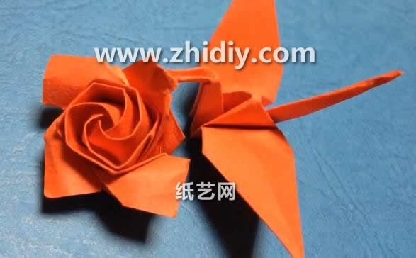 折纸千纸鹤连玫瑰花的折法图解教程手把手教你制作漂亮的折纸千纸鹤玫瑰花
