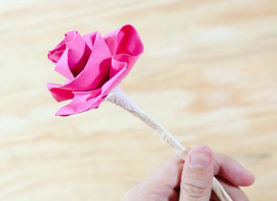 简单折纸玫瑰花的手工折纸图解教程手把手教你制作精美的纸玫瑰花的折法