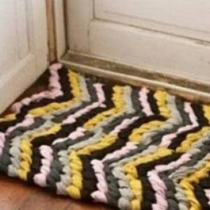 利用旧衣服或布条手工编织漂亮地毯的步骤