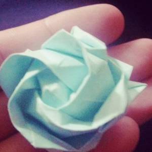 手工折叠立体纸玫瑰花的方法步骤图解
