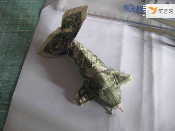 使用美元折叠纸鲤鱼的方法