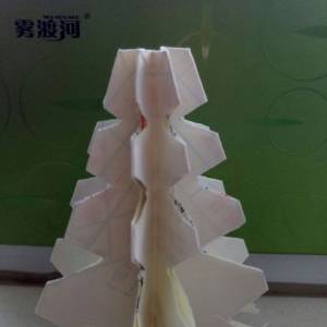 用一张纸折叠出简单的折纸圣诞树 圣诞节手工折纸教程