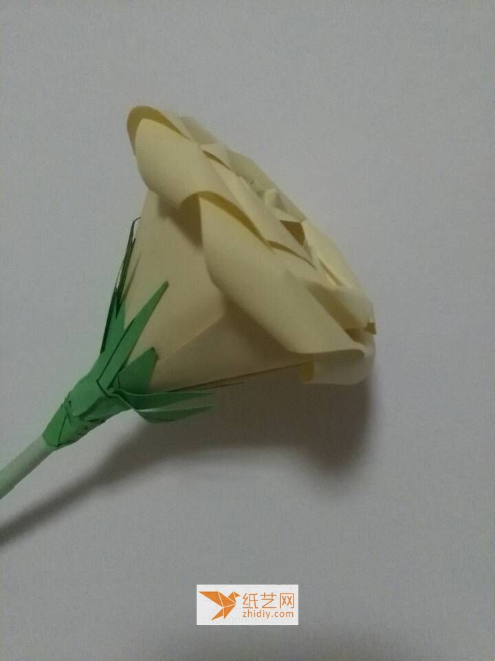 超级简单逼真的折纸玫瑰花图解教程