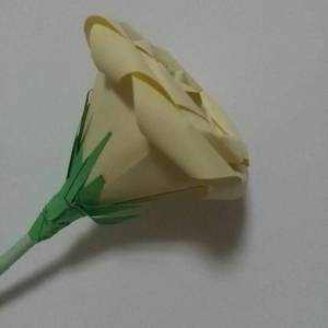 多张纸制作成折纸玫瑰花情人节礼物