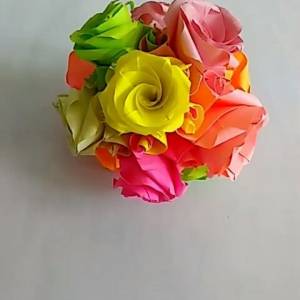 想学人家制作纸球花吗？这个折纸玫瑰花球就让你一步到位