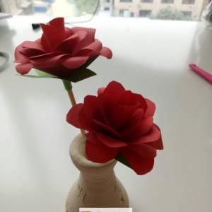 来教大家学一个超级简单的纸玫瑰花做法