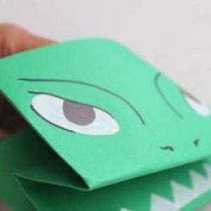 使用折纸制作的小怪兽手偶玩具