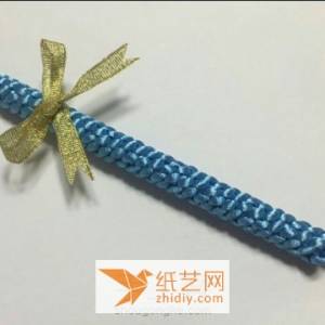 手工编织的方法制作一支笔作为新年礼物的教程