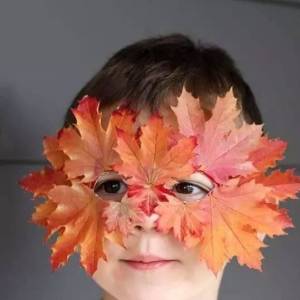 幼儿园学生使用树叶手工制作面具的简单做法