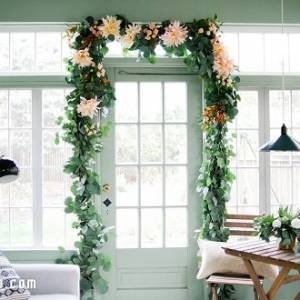 使用美丽的鲜花植物装扮布置绿色的圣诞节家居空间