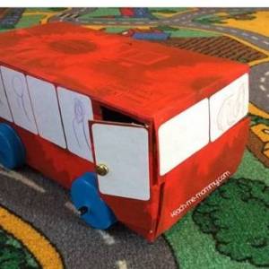 人们废物利用使用废旧纸巾盒手工制作公交车的方法教程