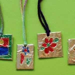 使用锡纸制作简单儿童项链挂饰的方法教程