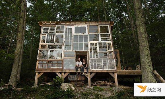 使用形形色色的旧窗户拼接而成的梦幻湖边小屋