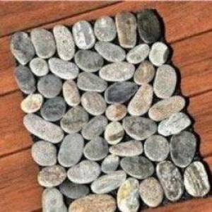 使用鹅卵石拼成为家增添一抹田园风情的地毯或桌垫