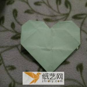 情人节贺卡上面的折纸心装饰制作方法