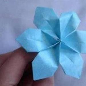 非常简单的六花瓣纸花的详细做法图解教程