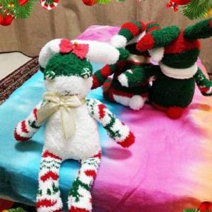 废物利用毛绒袜子制作非常个性的圣诞兔玩偶