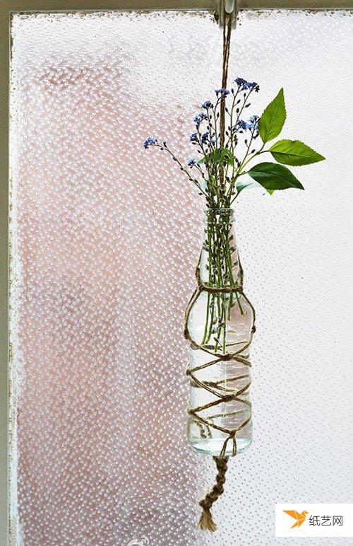 利用麻绳和玻璃瓶手工制作很个性的垂吊花瓶的方法