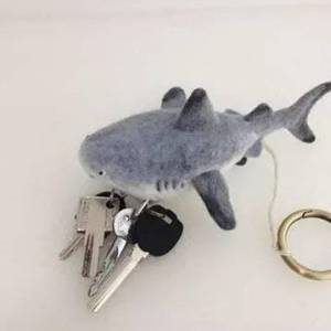 制作个性羊毛毡鲨鱼钥匙包的方法